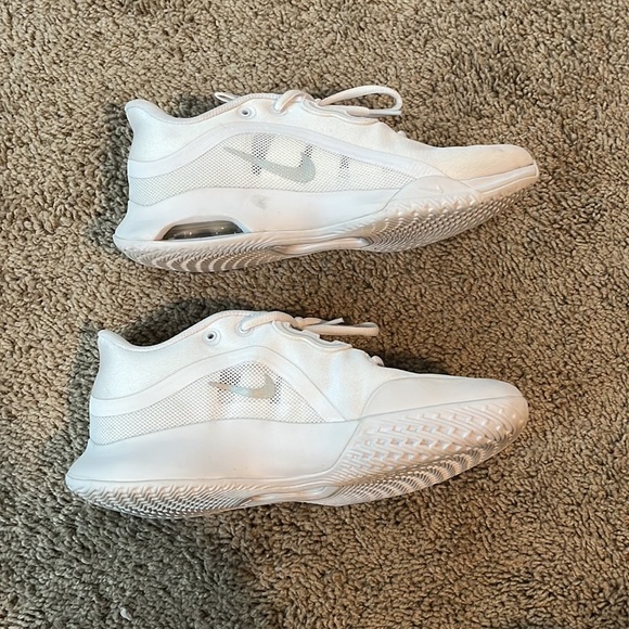 nike tennis shoes - Picture 3 of 6